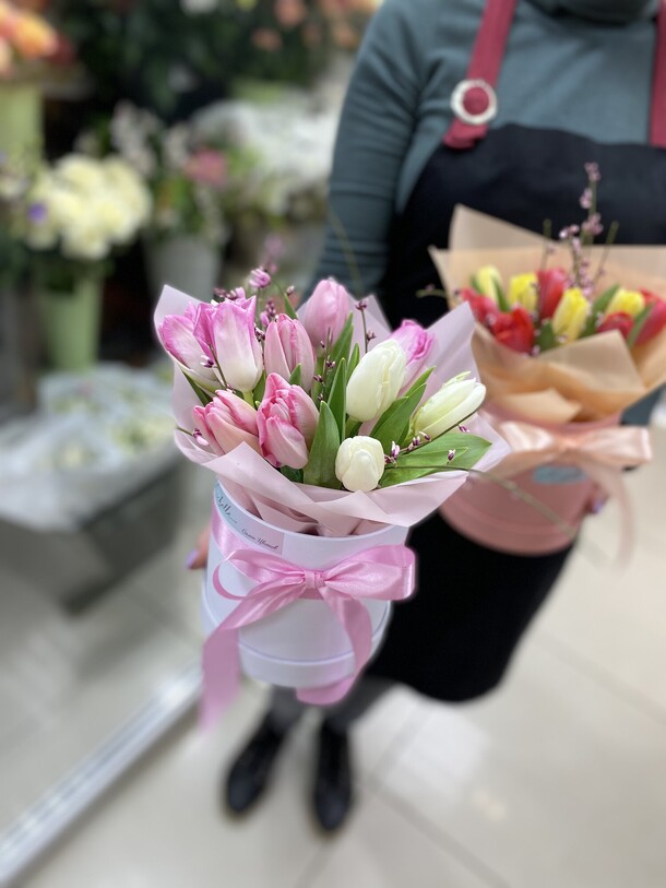 Коробка с тюльпанами, артикул F1101649 - 3790 рублей, доставка по городу. Flawery - доставка цветов