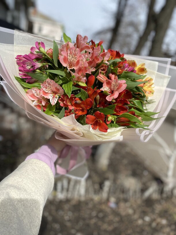 Яркая альстромерия, артикул F1106055 - 5990 рублей, доставка по городу. Flawery - доставка цветов