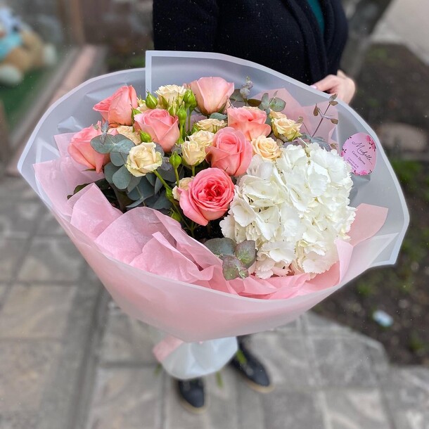 Букет с гортензией, артикул F1109378 - 7680 рублей, доставка по городу. Flawery - доставка цветов