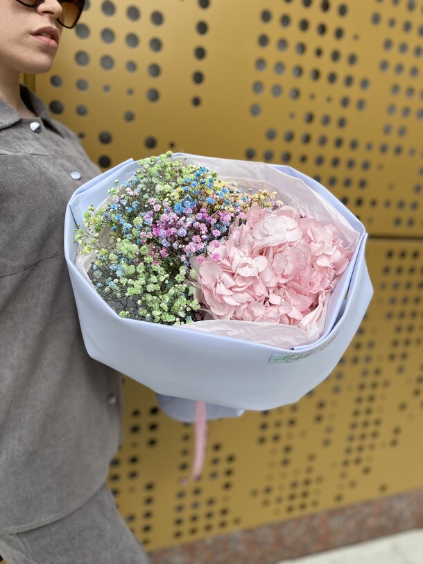 Круглый букет с гортензией, артикул F1109389 - 3150 рублей, доставка по городу. Flawery - доставка цветов