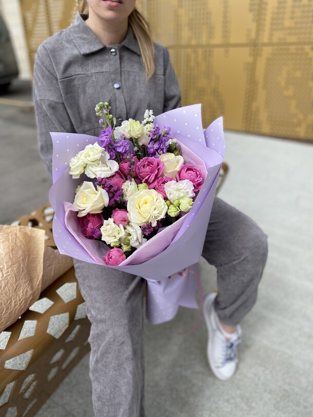 Яркий букет с розами, артикул F1109391 - 6590 рублей, доставка по городу. Flawery - доставка цветов