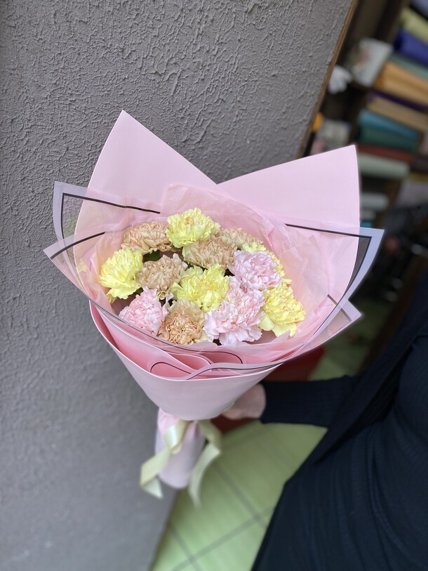 Букет нежных гвоздик, артикул F1111122 - 3290 рублей, доставка по городу. Flawery - доставка цветов