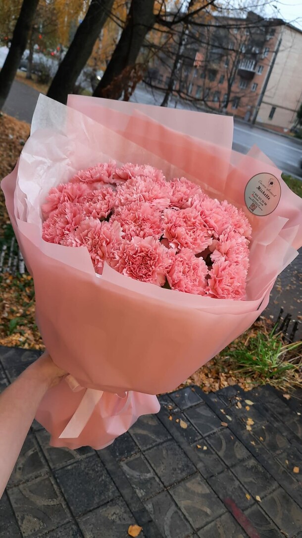 Букет гвоздик, артикул F1113506 - 4150 рублей, доставка по городу. Flawery - доставка цветов