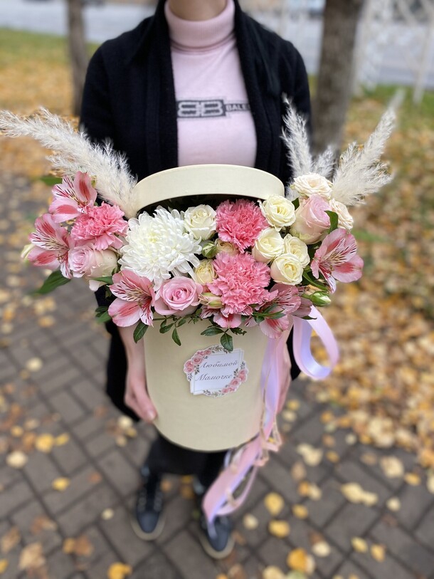 Коробка с цветами, артикул F1113509 - 6500 рублей, доставка по городу. Flawery - доставка цветов