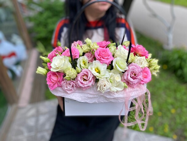 Цветочная сумочка, артикул F1116361 - 5300 рублей, доставка по городу. Flawery - доставка цветов