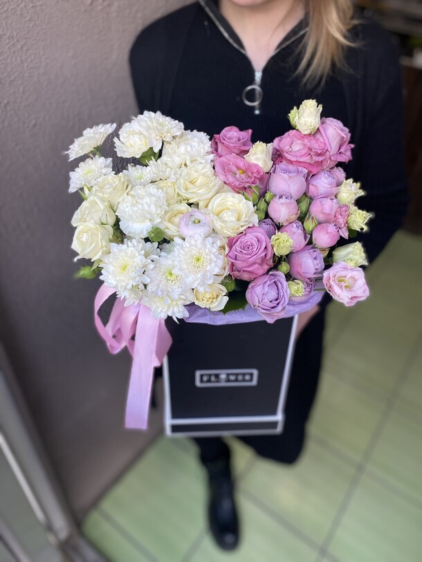 Стильная цветочная коробка, артикул F1116365 - 8300 рублей, доставка по городу. Flawery - доставка цветов