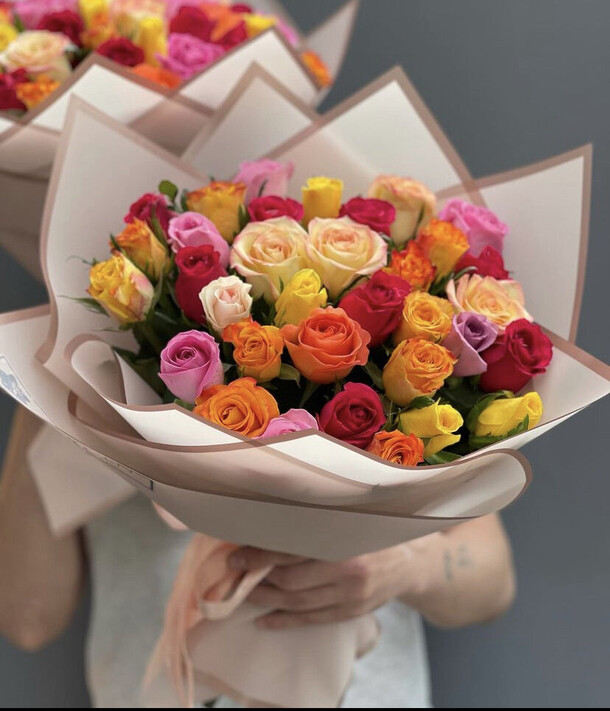 31 роза микс, артикул F1124183 - 4950 рублей, доставка по городу. Flawery - доставка цветов