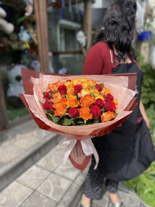 Яркий микс роз, артикул F1135146 - 5300 рублей, доставка по городу. Flawery - доставка цветов