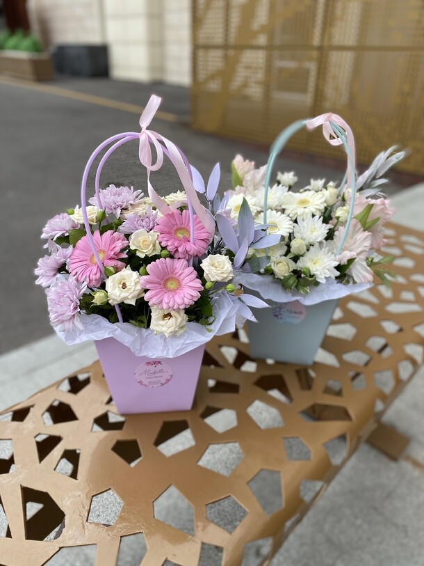 Цветочная сумочка, артикул F1136257 - 4190 рублей, доставка по городу. Flawery - доставка цветов