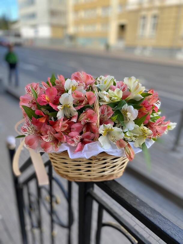 Корзина альстромерий, артикул F1141005 - 9800 рублей, доставка по городу. Flawery - доставка цветов