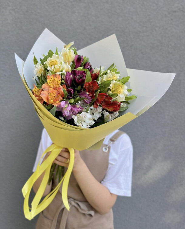 Букет ярких альстромерий, артикул F1141010 - 5860 рублей, доставка по городу. Flawery - доставка цветов