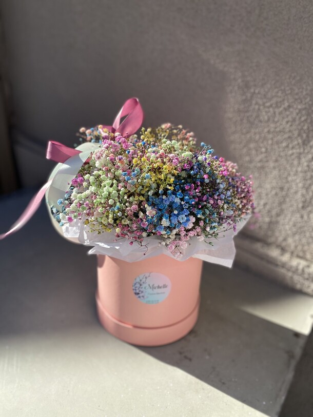 Радужная гипсофила в шляпной коробке, артикул F1153197 - 4296 рублей, доставка по городу. Flawery - доставка цветов