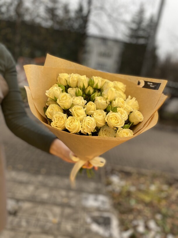 Букет кустовых роз, артикул F1155887 - 8360 рублей, доставка по городу. Flawery - доставка цветов