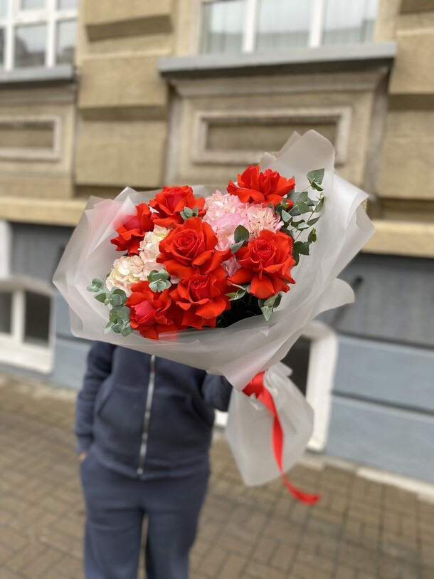 Букет с алыми розами и гортензией, артикул F1162565 - 6100 рублей, доставка по городу. Flawery - доставка цветов