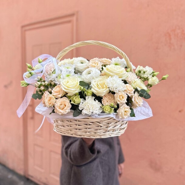 Нежные цветы а корзине, артикул F1183206 - 18500 рублей, доставка по городу. Flawery - доставка цветов