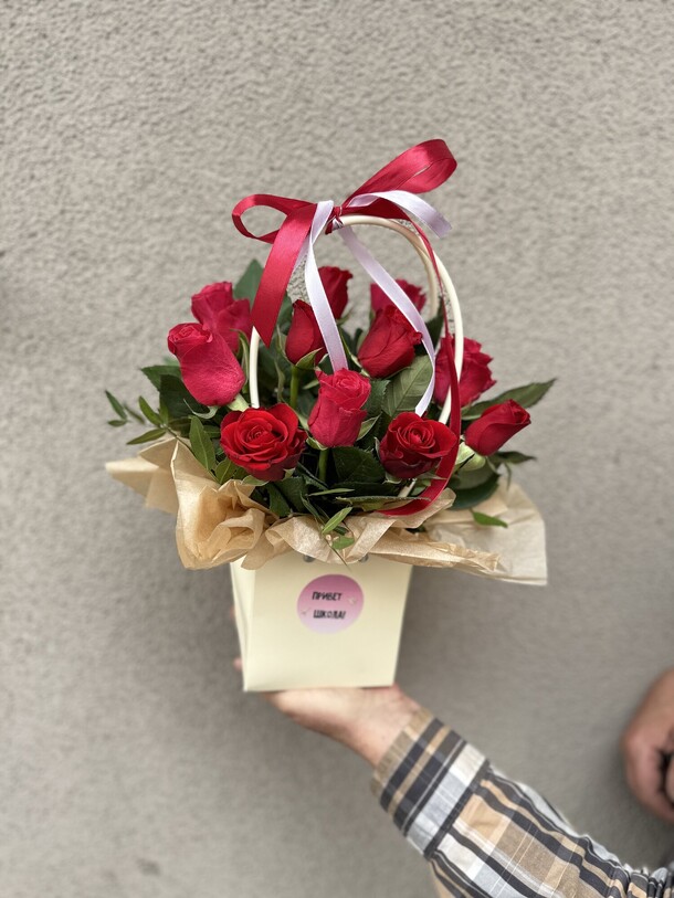 Сумочка с розами, артикул F1212674 - 2400 рублей, доставка по городу. Flawery - доставка цветов