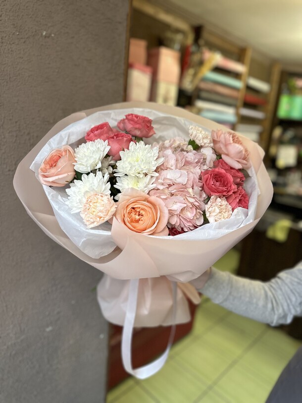 Красивый букет с розами, артикул F1231004 - 5990 рублей, доставка по городу. Flawery - доставка цветов