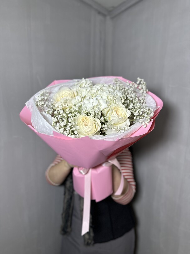 Букет нежный с розами, артикул F1244159 - 4870 рублей, доставка по городу. Flawery - доставка цветов