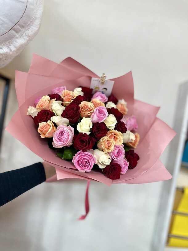 Букет роз разных оттенков, артикул F1383664 - 6950 рублей, доставка по городу. Flawery - доставка цветов