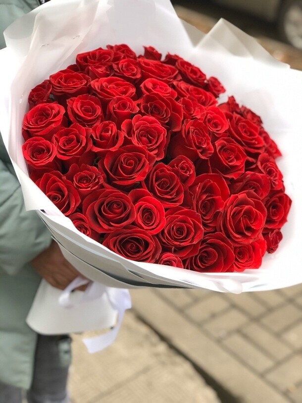 51 роза эквадор, артикул F57219 - 23500 рублей, доставка по городу. Flawery - доставка цветов