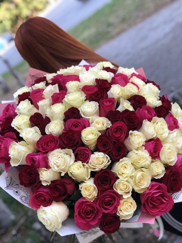 101 шикарная роза 80 см, артикул F94521 - 40700 рублей, доставка по городу. Flawery - доставка цветов