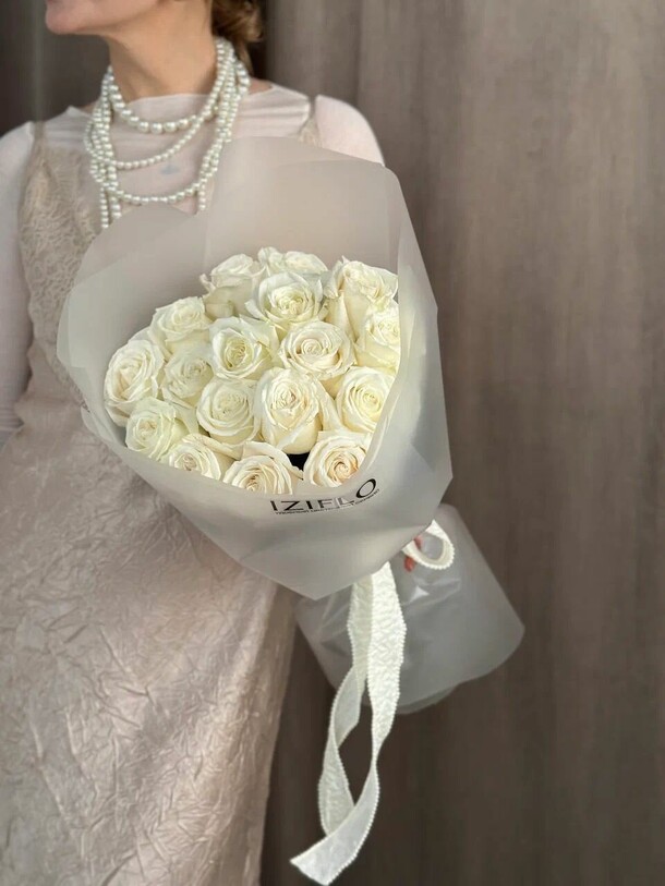 Букет из 17 белых роз, артикул F1378058 - 8400 рублей, доставка по городу. Flawery - доставка цветов