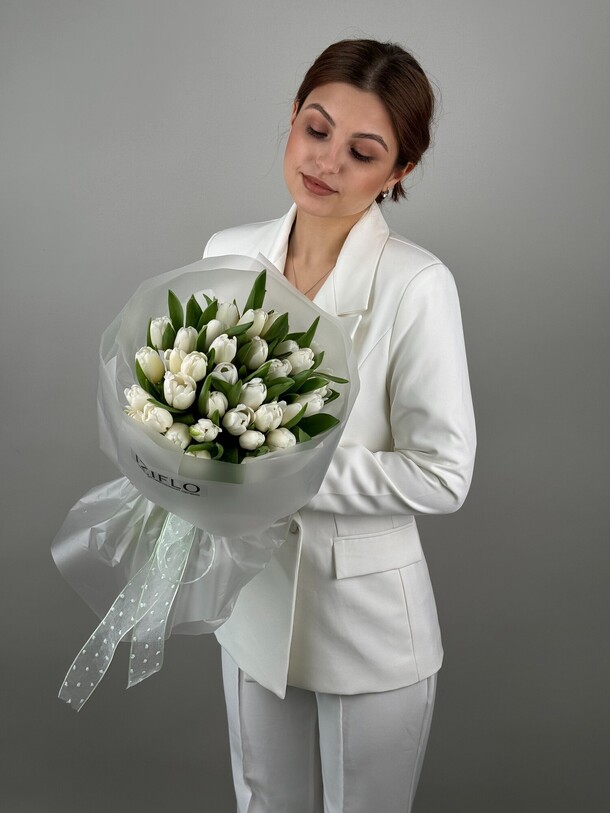 Букет 25 белых тюльпанов, артикул F1387464 - 7000 рублей, доставка по городу. Flawery - доставка цветов