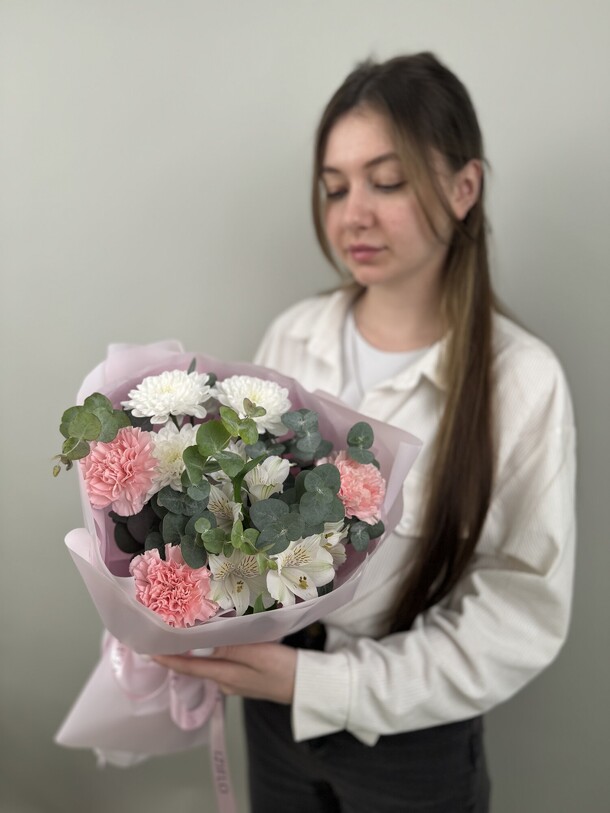 Нежный букет комплимент, артикул F1411763 - 2500 рублей, доставка по городу. Flawery - доставка цветов