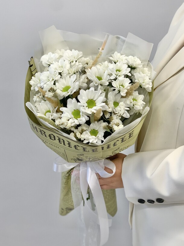 Букет из хризантем, артикул F1217201 - 3000 рублей, доставка по городу. Flawery - доставка цветов