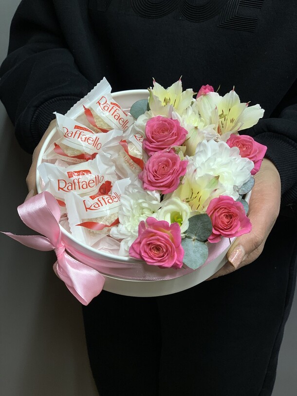 Бокс с цветами и рафаэлло, артикул F1255435 - 4000 рублей, доставка по городу. Flawery - доставка цветов