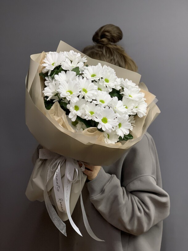 Букет из 5 кустовых ромашковидных хризантем с оформлением, артикул F1290704 - 3380 рублей, доставка по городу. Flawery - доставка цветов