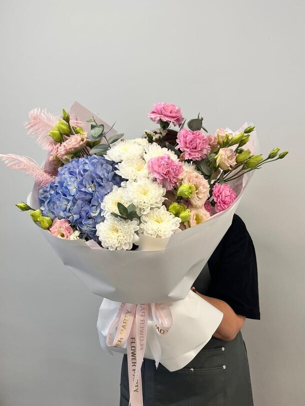 Сборный букет в сиреневых тонах, артикул F1290708 - 5990 рублей, доставка по городу. Flawery - доставка цветов