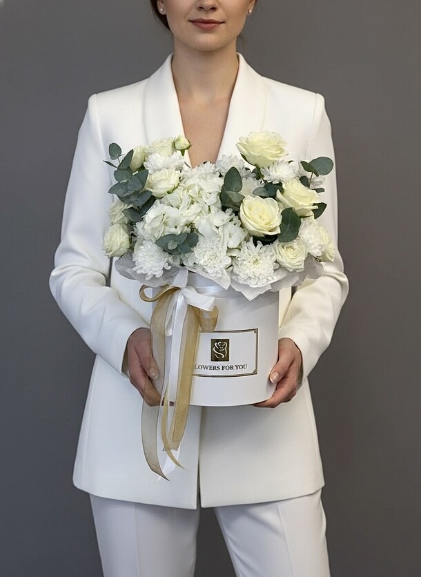Коробка с белыми цветами, артикул F1290818 - 8000 рублей, доставка по городу. Flawery - доставка цветов