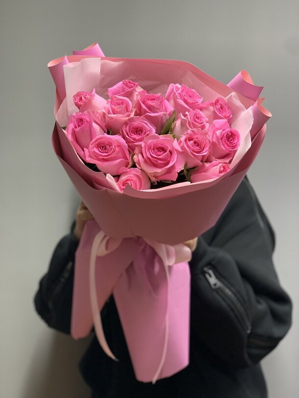 Букет из 15 розовых роз, артикул F1290826 - 4900 рублей, доставка по городу. Flawery - доставка цветов