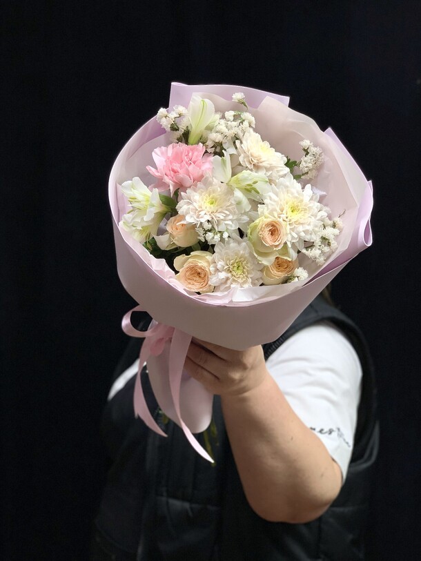 Милый букет комплимент, артикул F1290833 - 3500 рублей, доставка по городу. Flawery - доставка цветов