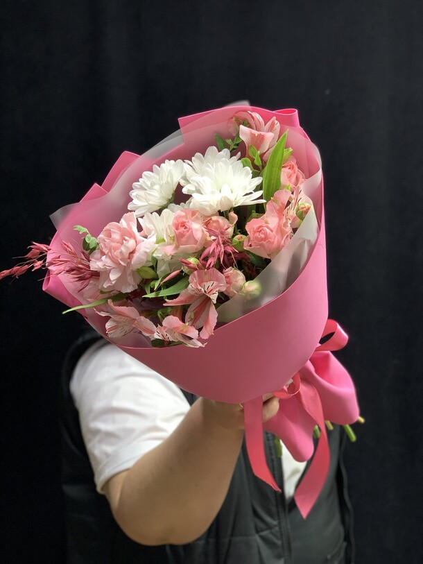 Букет сборный малый, артикул F1290860 - 3000 рублей, доставка по городу. Flawery - доставка цветов