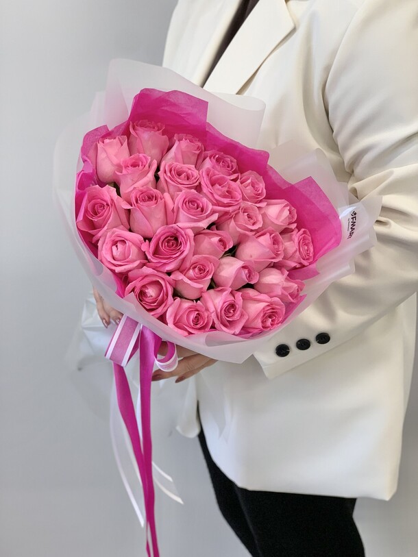 Букет из 25 роз, артикул F1303835 - 6000 рублей, доставка по городу. Flawery - доставка цветов