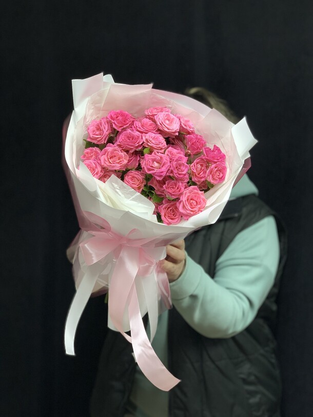 Букет кустовых розовых роз, артикул F1377110 - 3500 рублей, доставка по городу. Flawery - доставка цветов