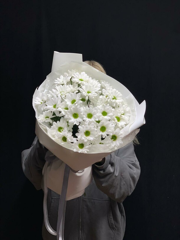 Белый букет из 7 хризантем, артикул F1402331 - 4000 рублей, доставка по городу. Flawery - доставка цветов