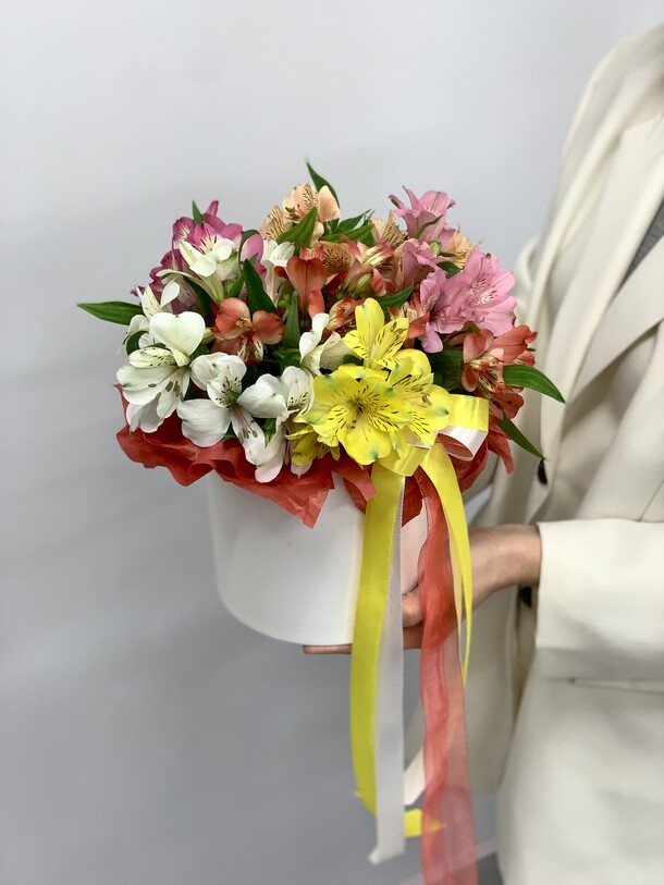 Коробка с альстромериями, артикул F1404704 - 4900 рублей, доставка по городу. Flawery - доставка цветов