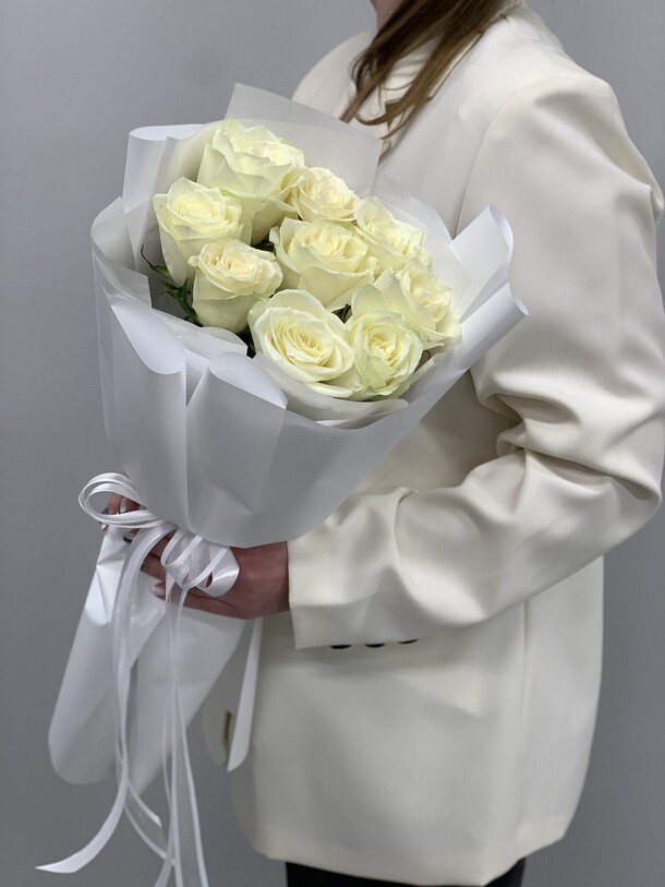 Букет из 9 белых роз, артикул F1410847 - 2500 рублей, доставка по городу. Flawery - доставка цветов