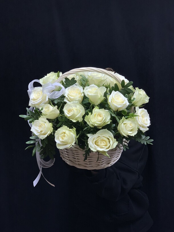 Корзина из белых роз, артикул F1410849 - 10000 рублей, доставка по городу. Flawery - доставка цветов