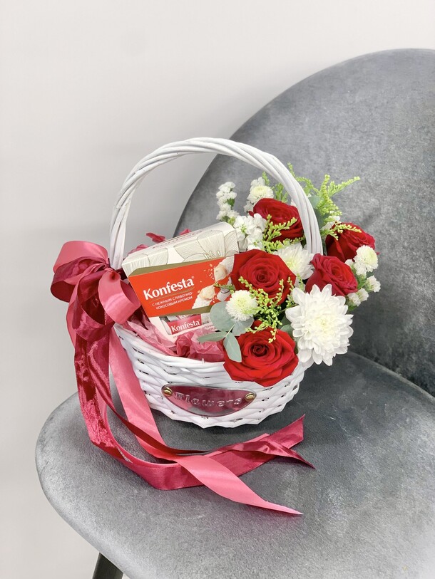 Набор конфеты и цветы в корзинке, артикул F1434813 - 5000 рублей, доставка по городу. Flawery - доставка цветов
