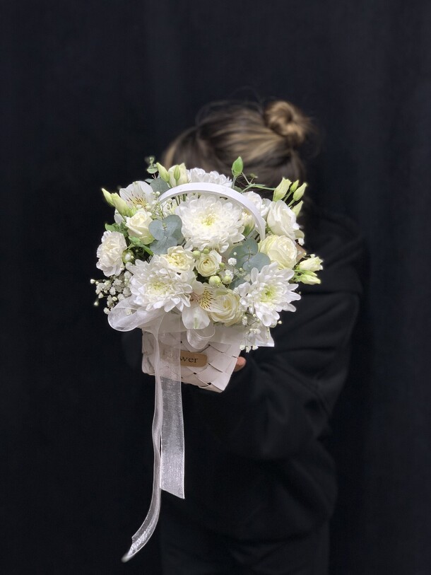 Корзинка «белоснежка», артикул F1434818 - 4190 рублей, доставка по городу. Flawery - доставка цветов