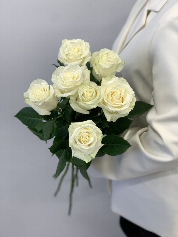 7 высоких крупных импортных роз, артикул F1435882 - 4900 рублей, доставка по городу. Flawery - доставка цветов