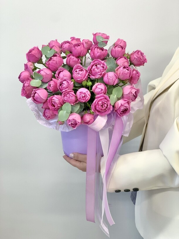 Коробка с пионовидными розами, артикул F1435889 - 13000 рублей, доставка по городу. Flawery - доставка цветов