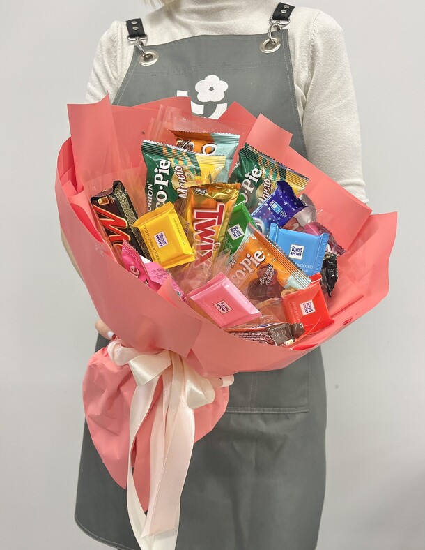 Букет из конфет, артикул F1464781 - 2990 рублей, доставка по городу. Flawery - доставка цветов