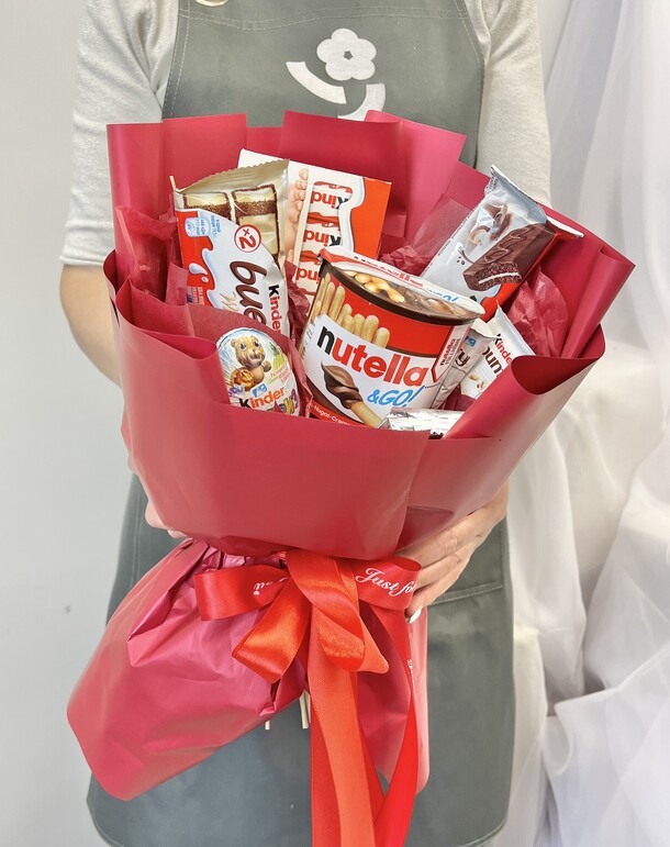 Букет из сладостей «киндер», артикул F1464783 - 2990 рублей, доставка по городу. Flawery - доставка цветов