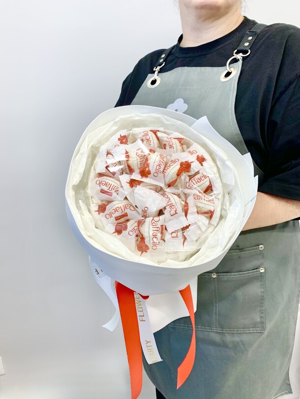 Букет из конфет «раффаэлло», артикул F1464784 - 2490 рублей, доставка по городу. Flawery - доставка цветов