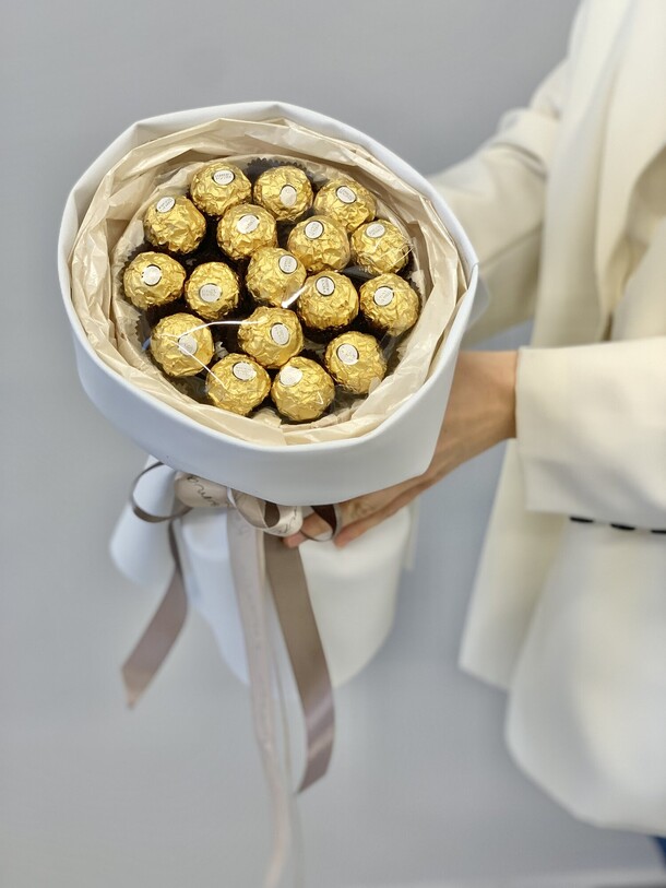 Букет из конфет «ферреро», артикул F1464785 - 2490 рублей, доставка по городу. Flawery - доставка цветов